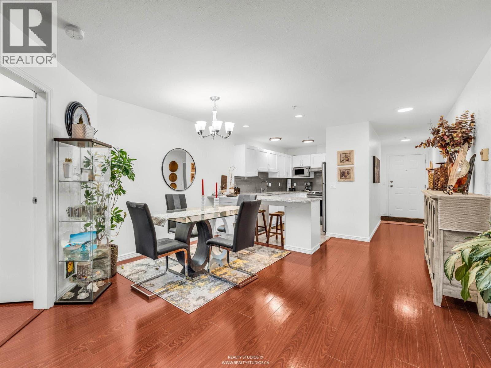 402 2983 CAMBRIDGE STREET — photo 2