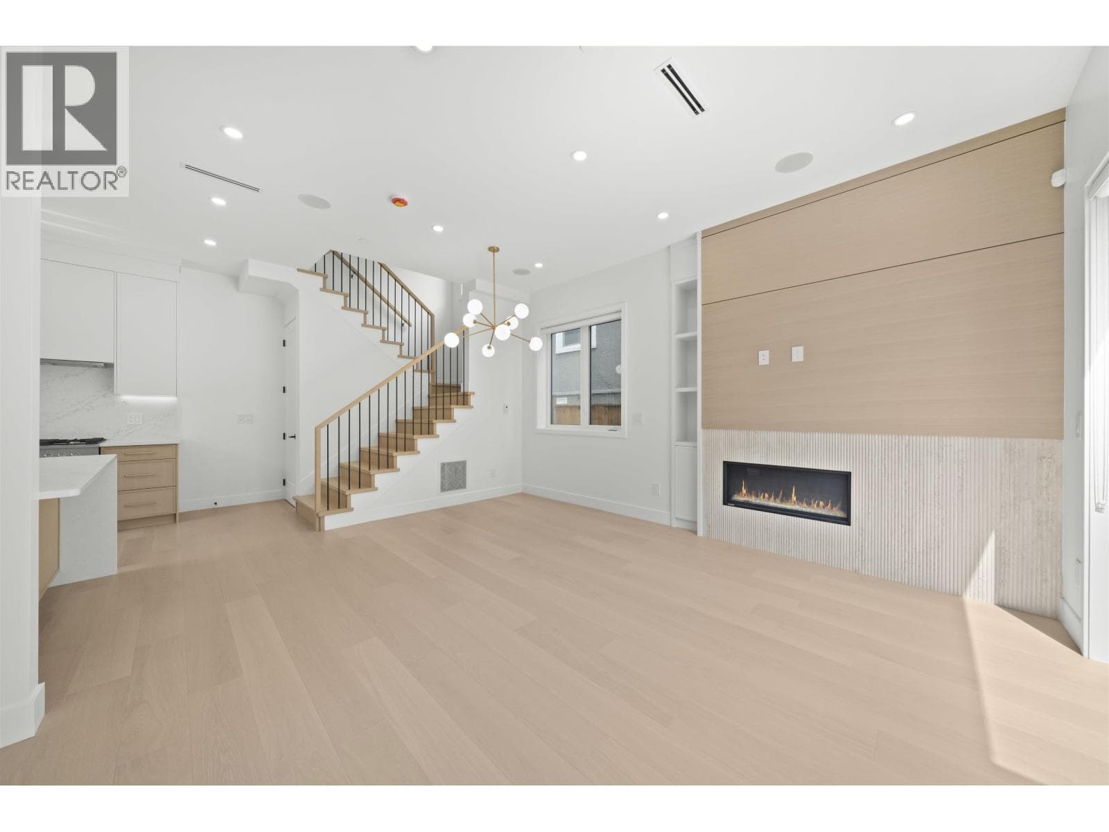 1 6461 E PRINCE EDWARD STREET — photo 3