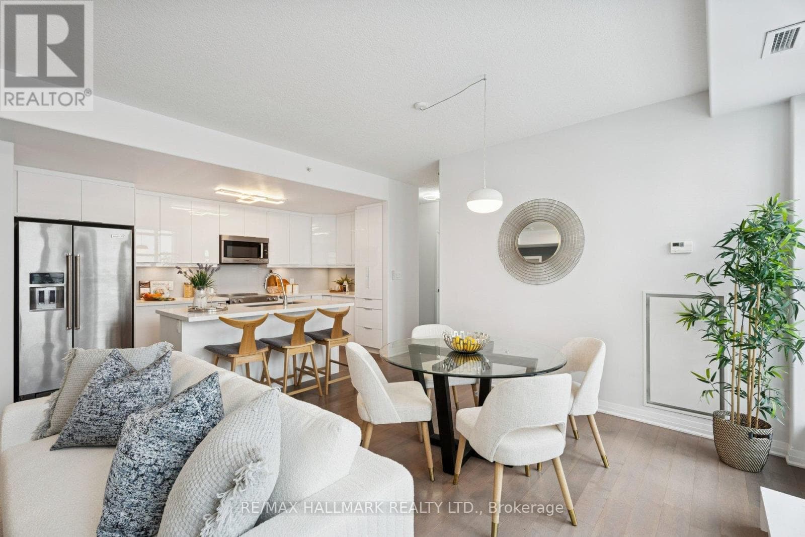 409 - 10 CONCORD PLACE — photo 4