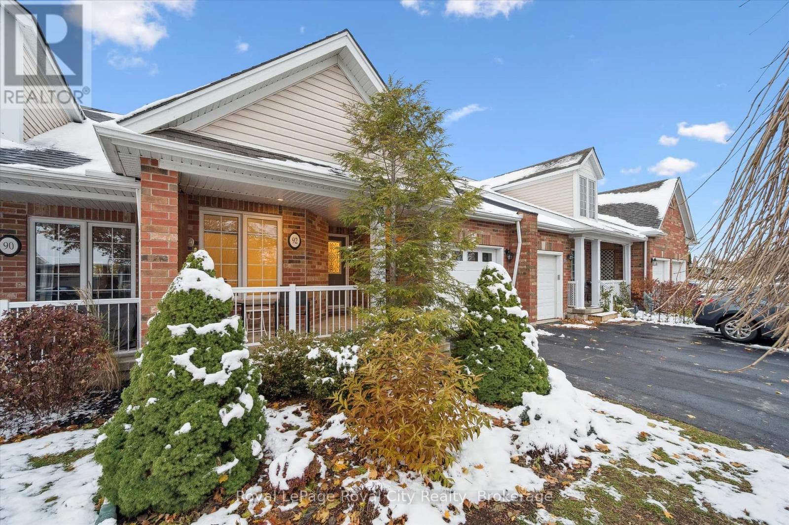 92 SCHRODER CRESCENT — photo 4