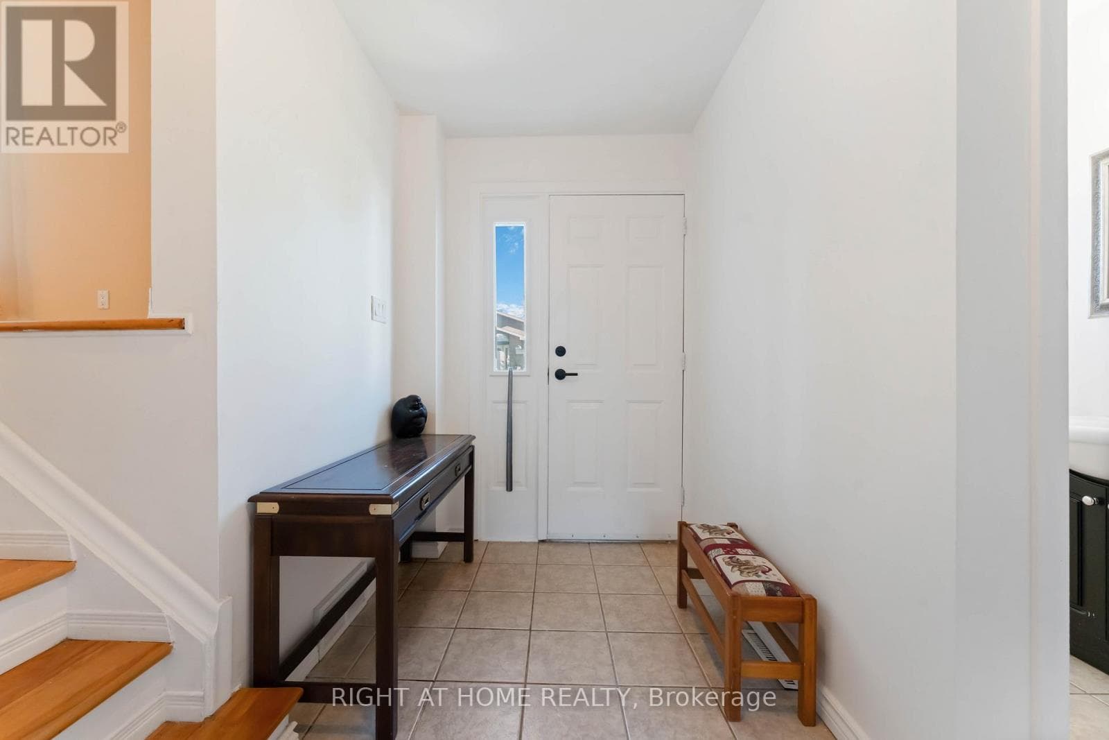 2221 CIRCLE PLAZA — photo 3