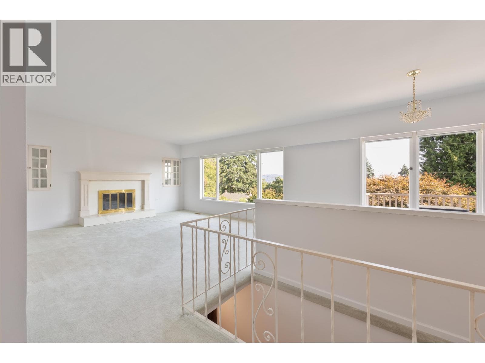1063 WHITCHURCH STREET — photo 2