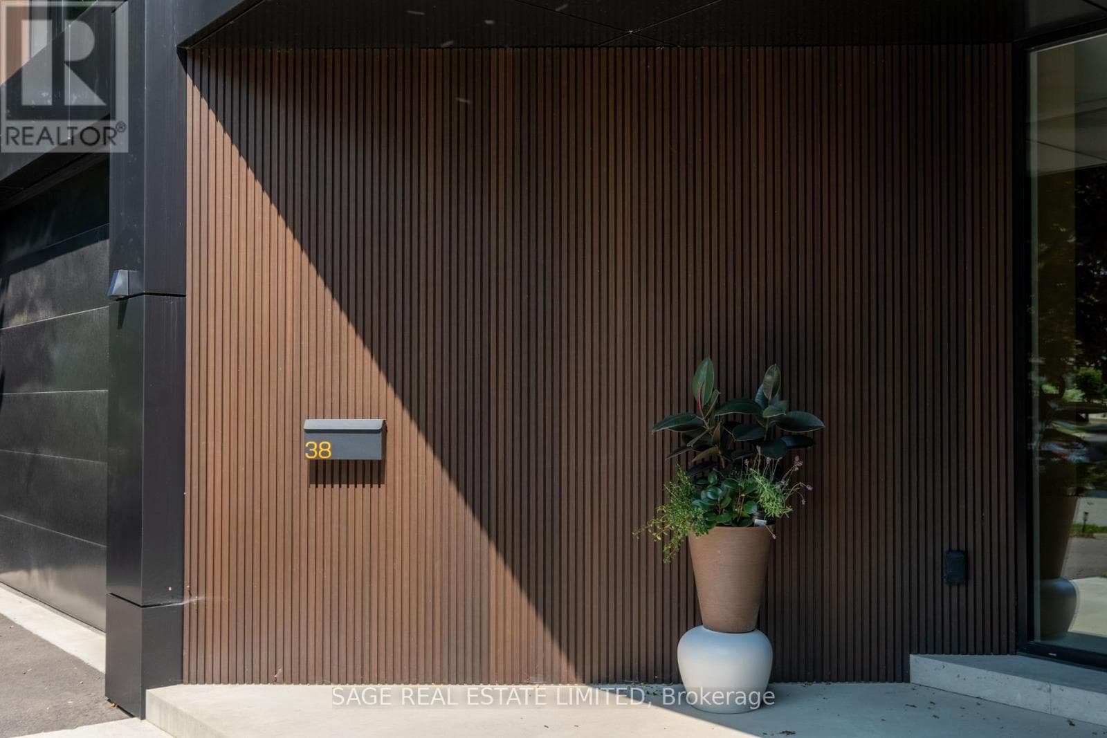 38 RAVENSBOURNE CRESCENT — photo 3