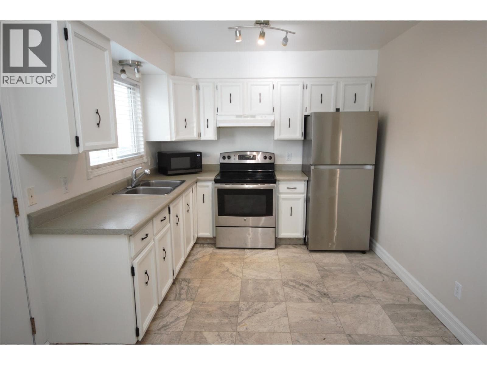 5820 MAIN Street Unit# 8 — photo 4
