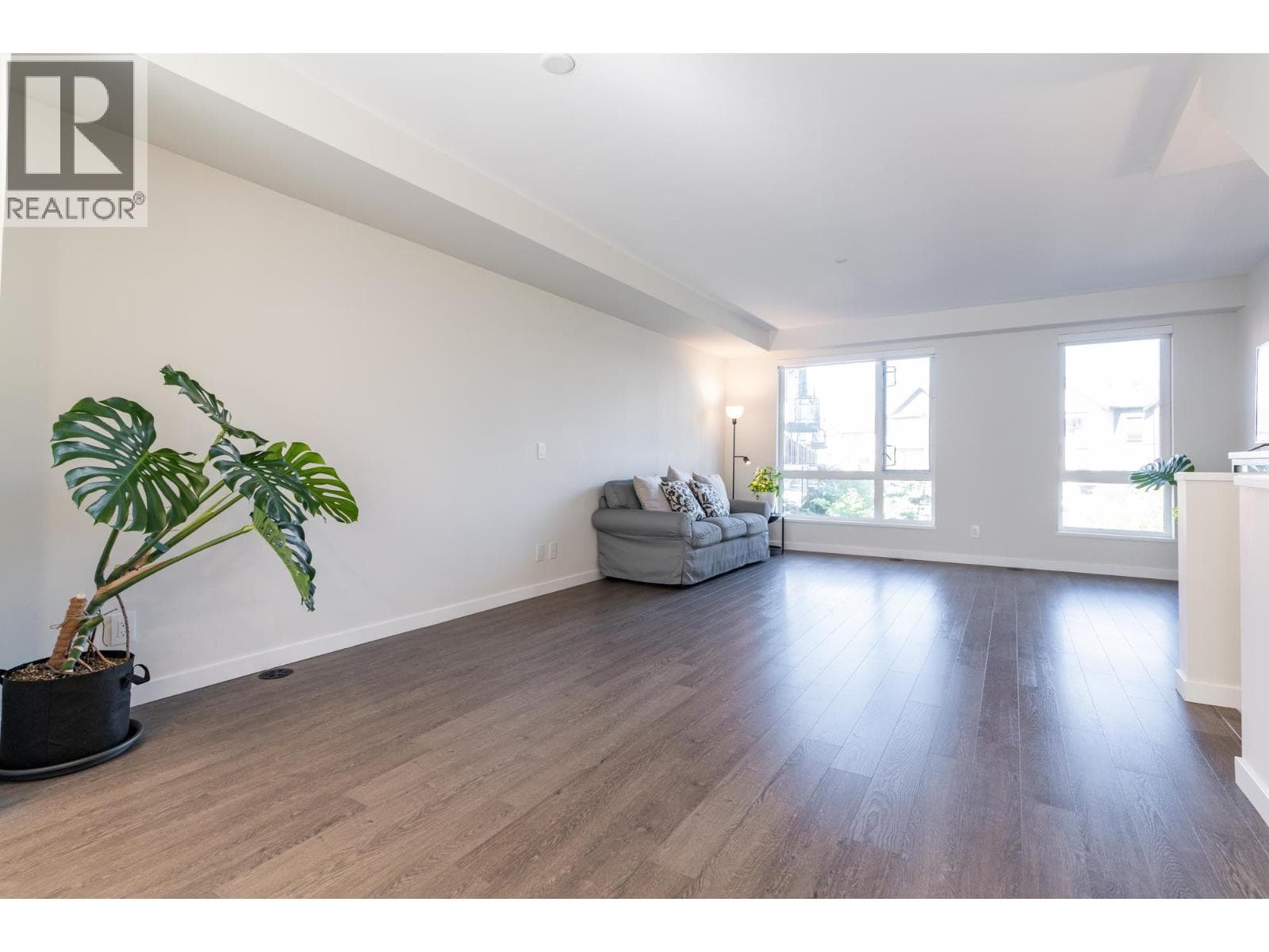 175 4738 HEMLOCK WAY — photo 4