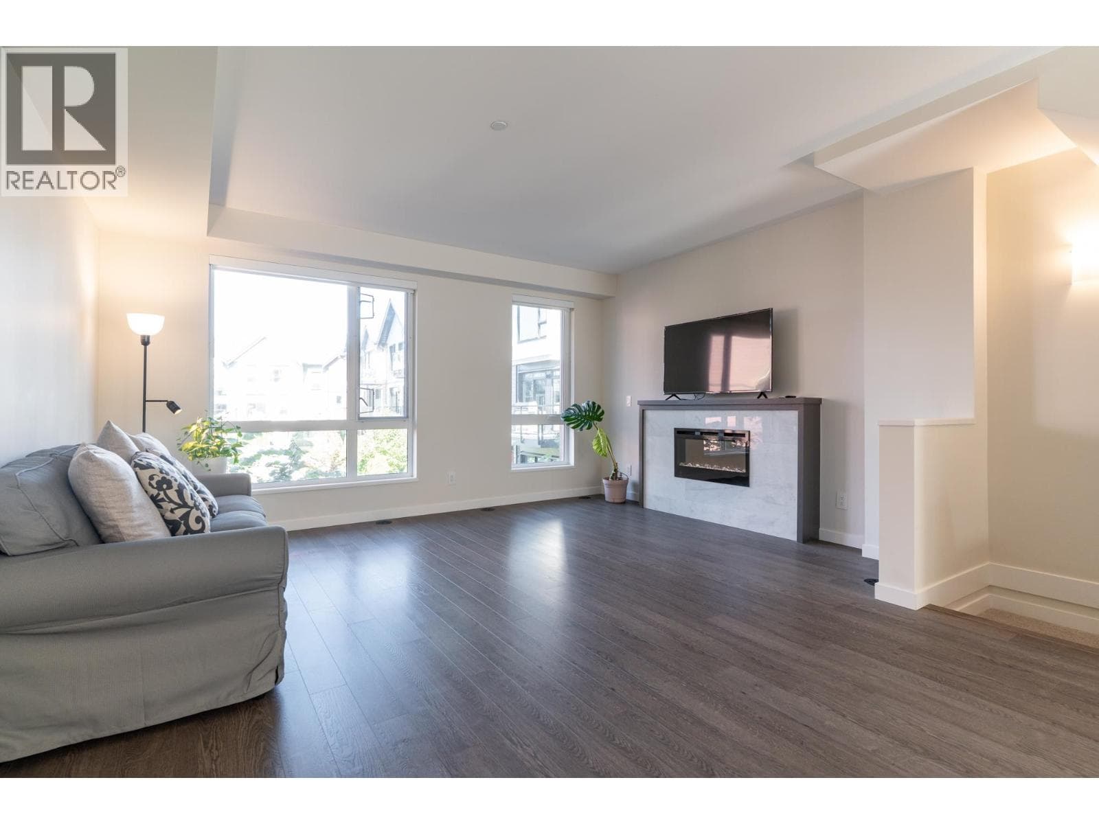 175 4738 HEMLOCK WAY — photo 3