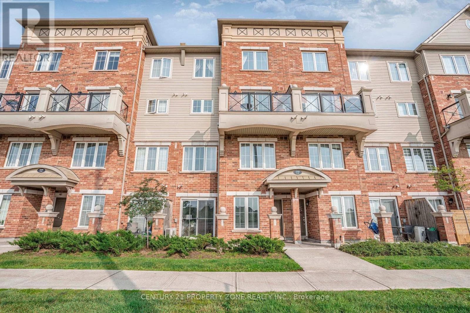 4 - 2500 POST ROAD in River Oaks