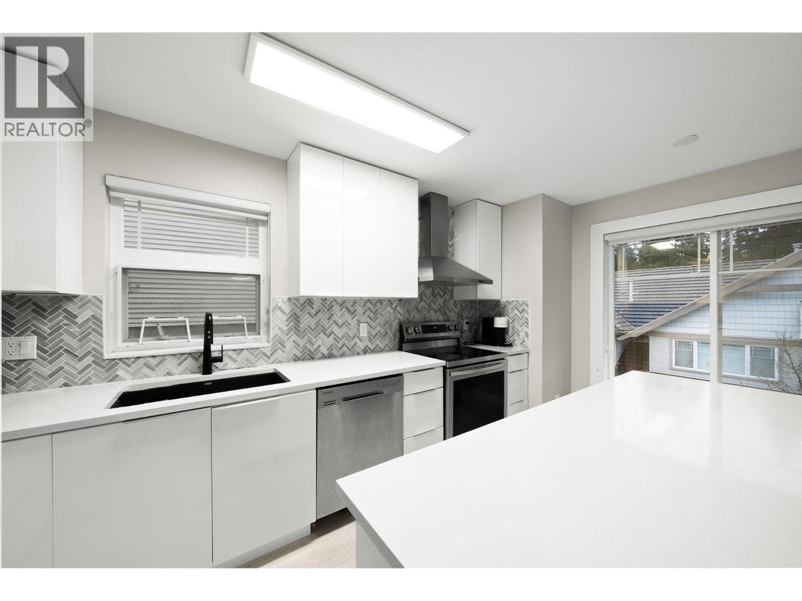 10 2351 PARKWAY BOULEVARD — photo 3