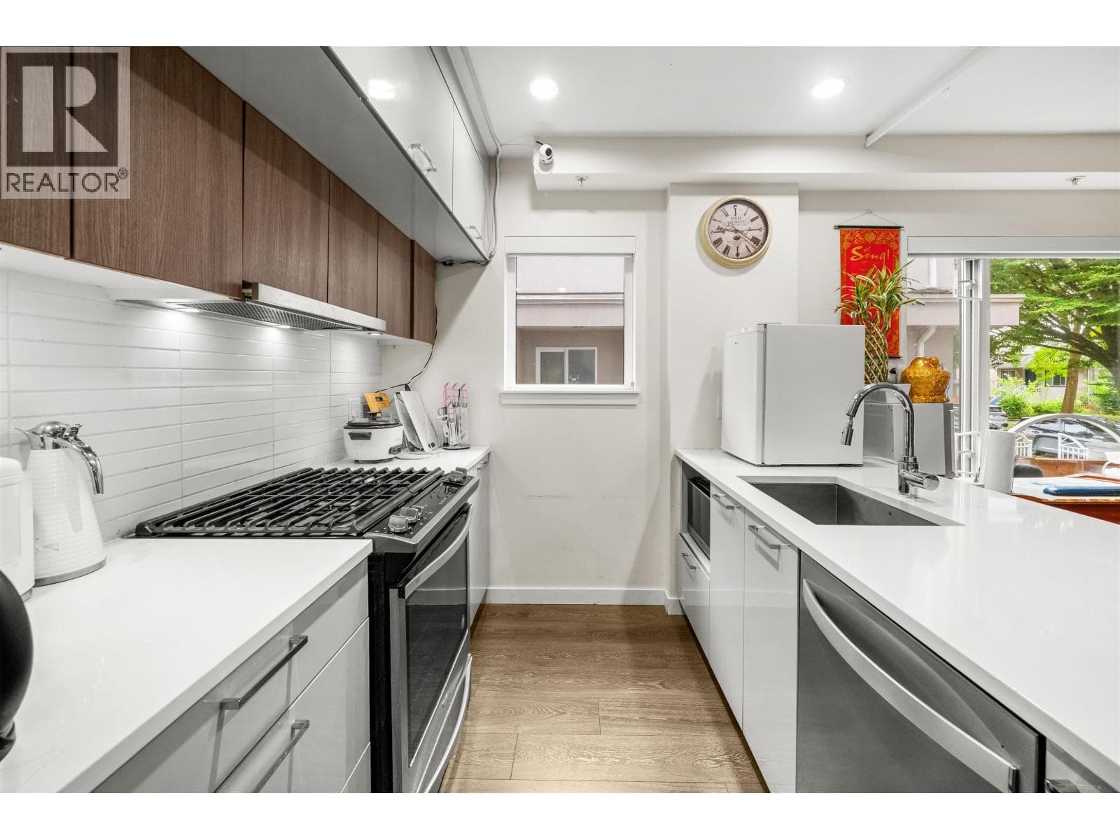 2745 WARD STREET — photo 3