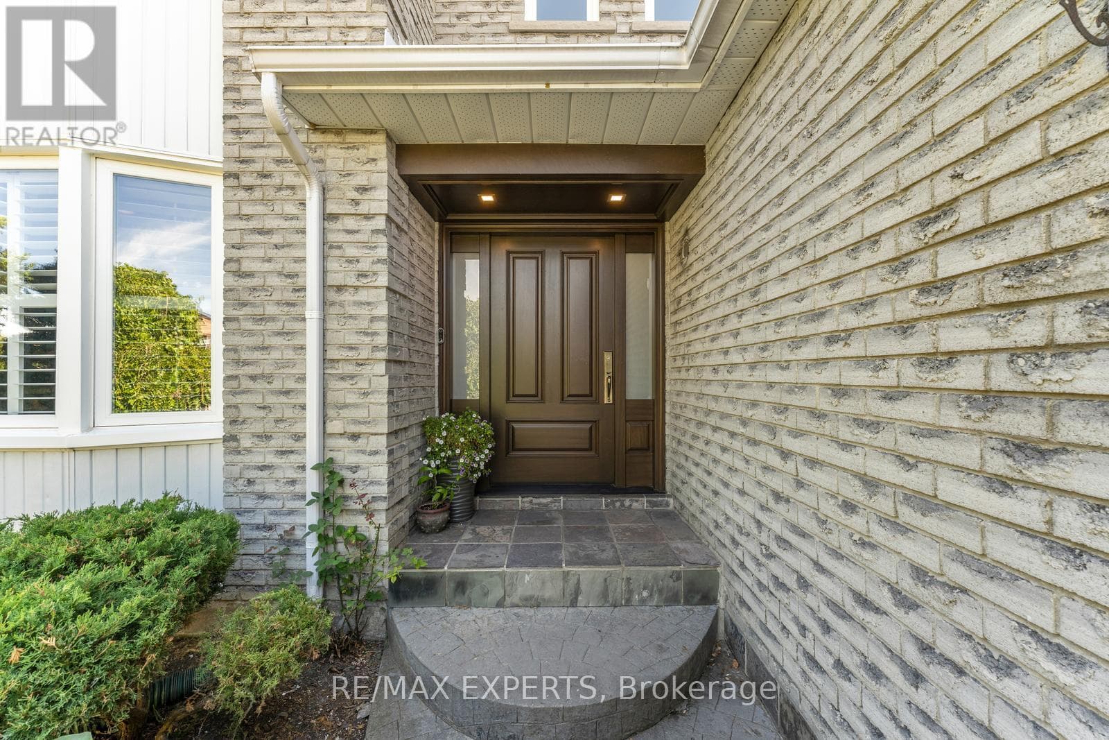 286 KIRBY CRESCENT — photo 3