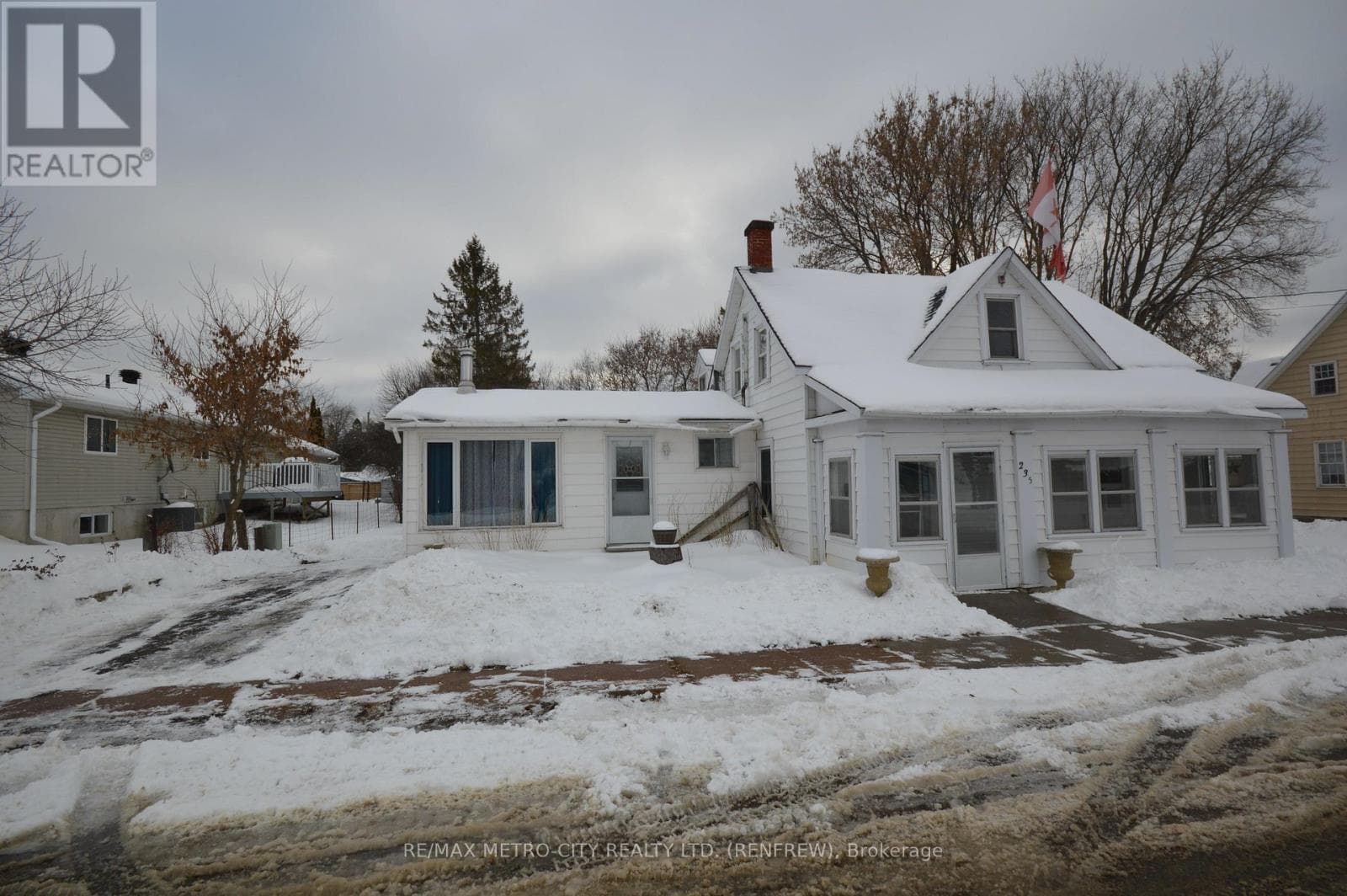 235 RENFREW AVENUE W — photo 2