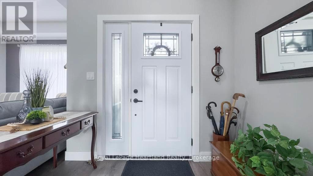 648 GLORIA STREET — photo 3