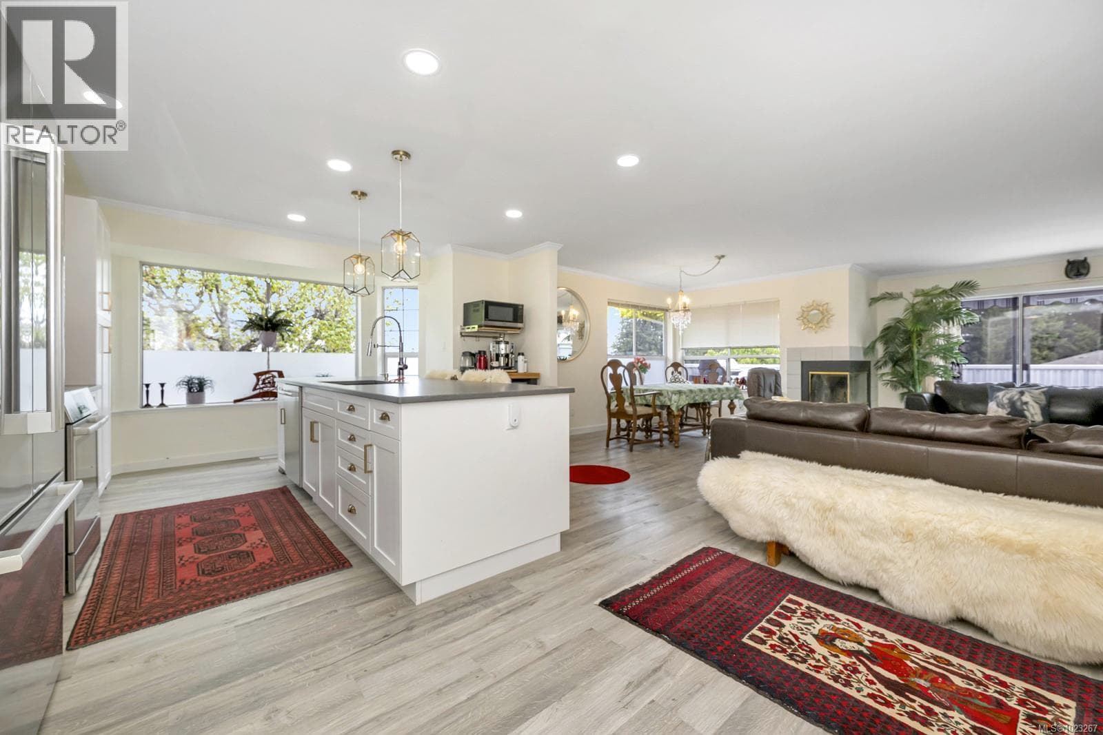 3601 ARBUTUS DRIVE NORTH, Victoria — photo 2