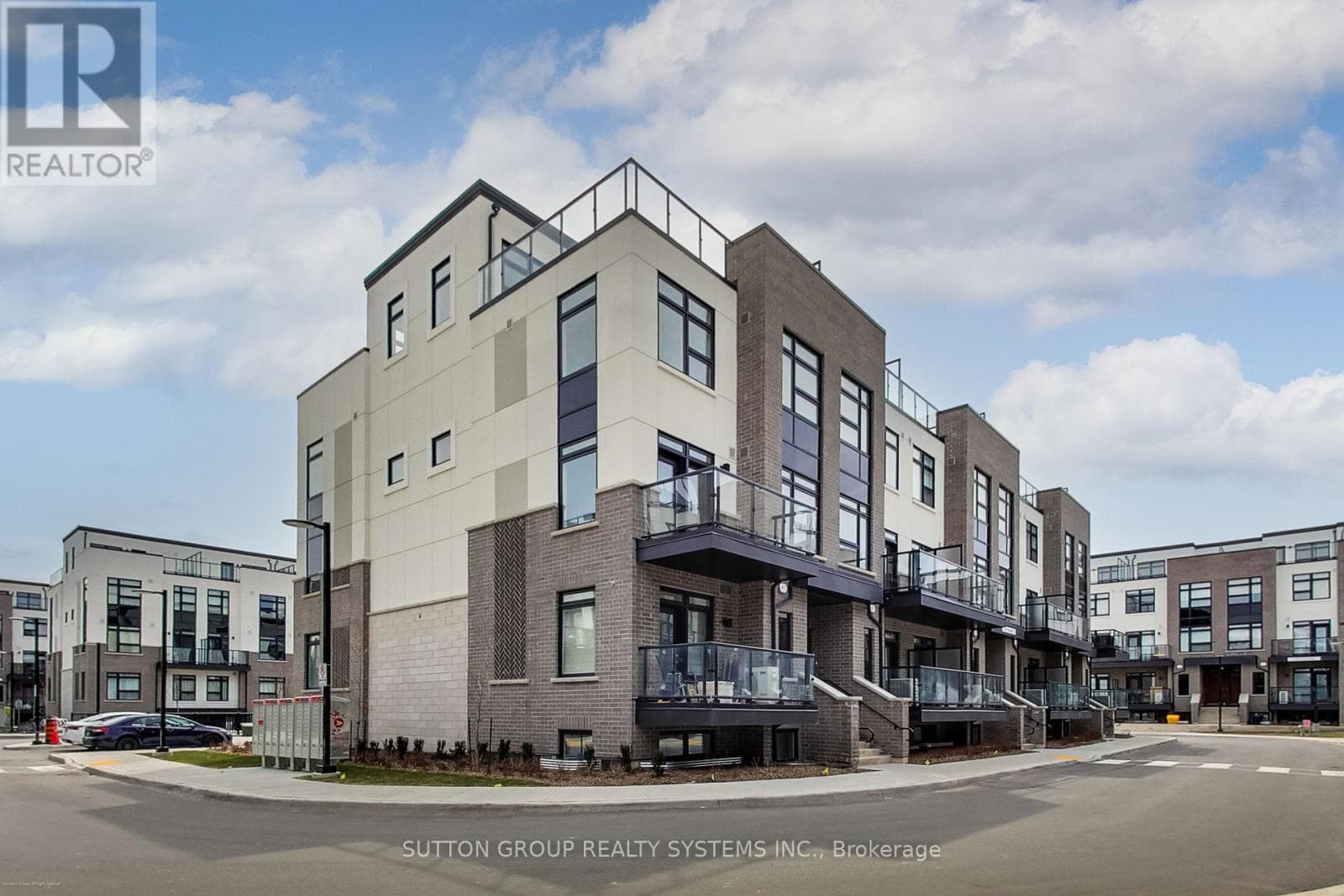 102 - 1593 ROSE WAY in Cobban