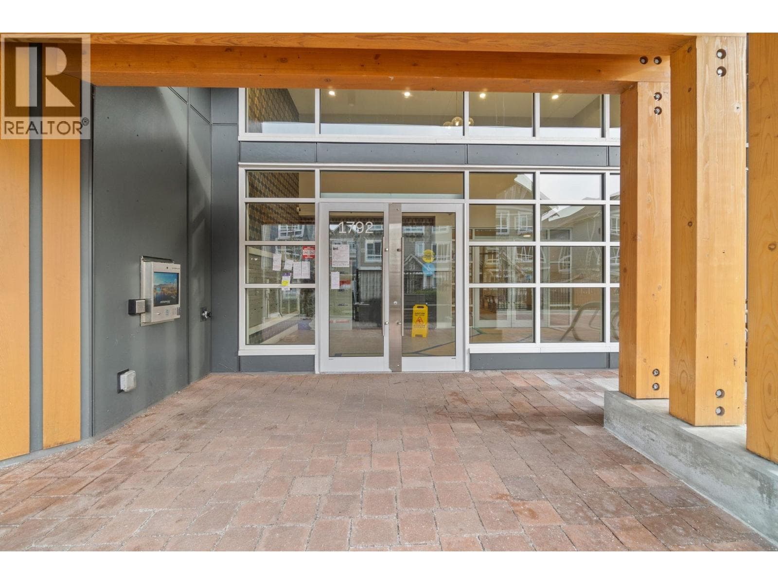 104 1792 STARLING DRIVE — photo 4