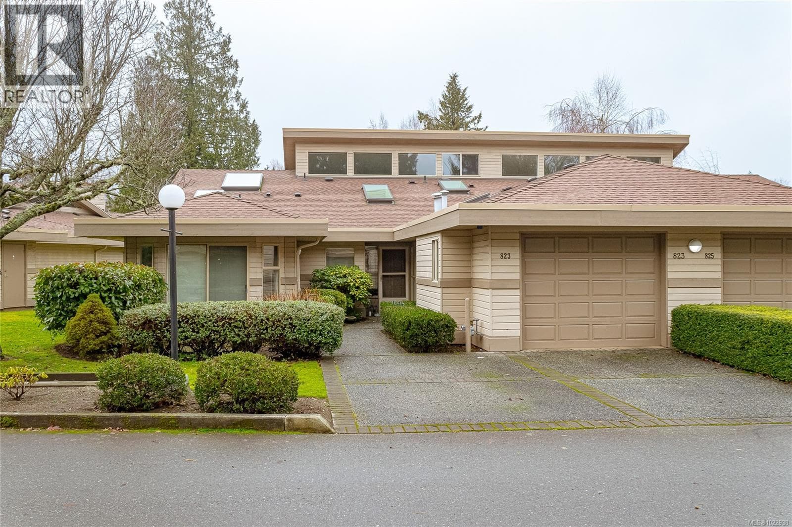 823 Lakes Blvd — photo 2