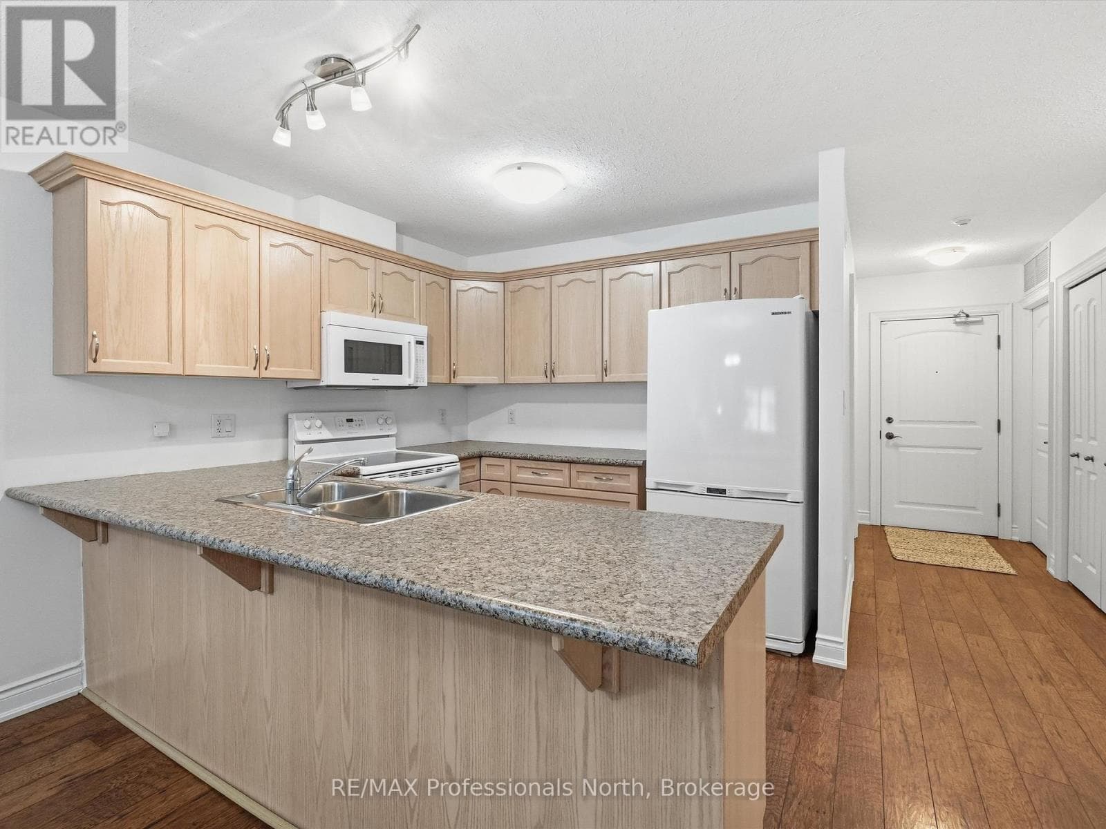 206 - 10A KIMBERLEY AVENUE — photo 5