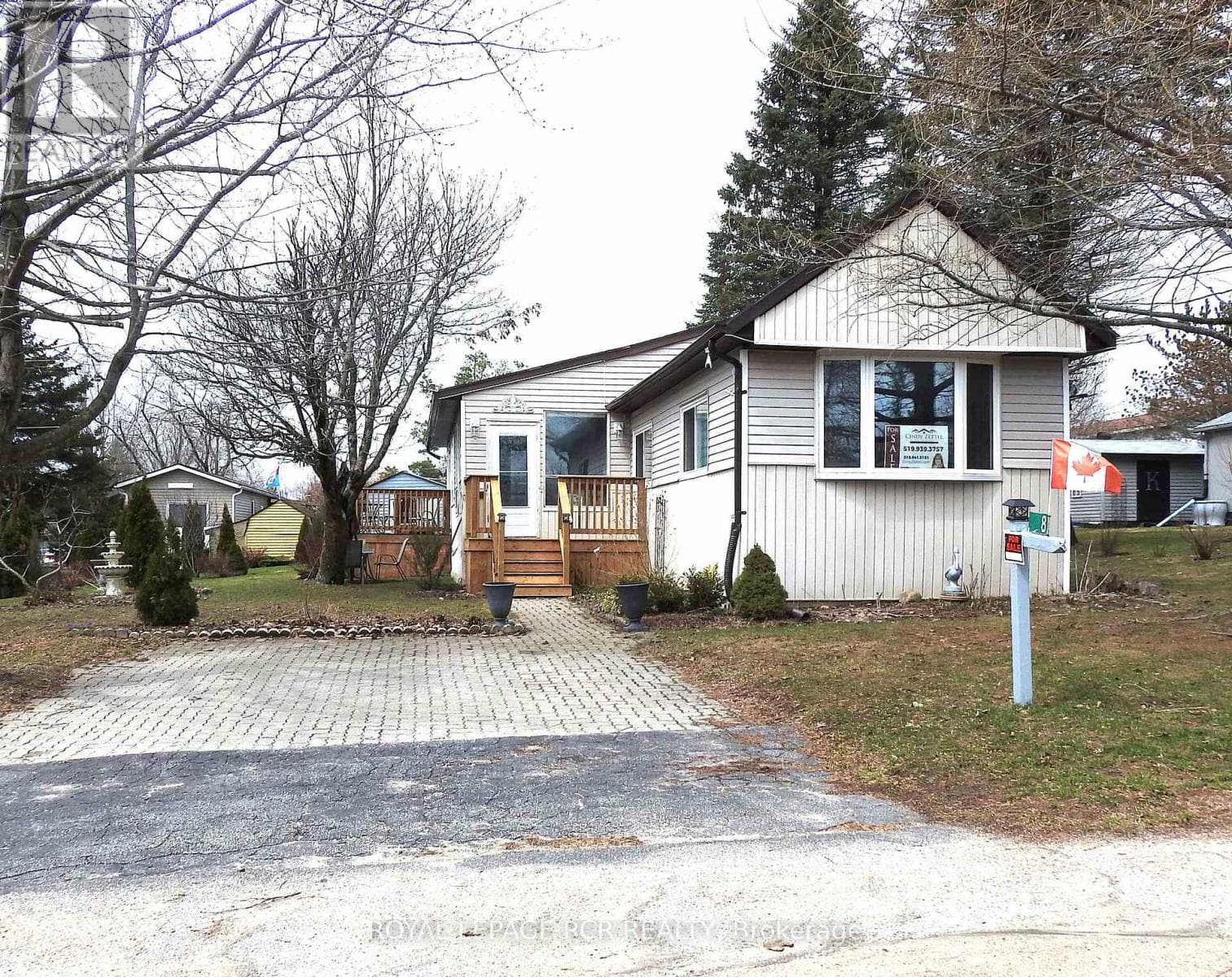 8 CLAREMONT CRESCENT — photo 2
