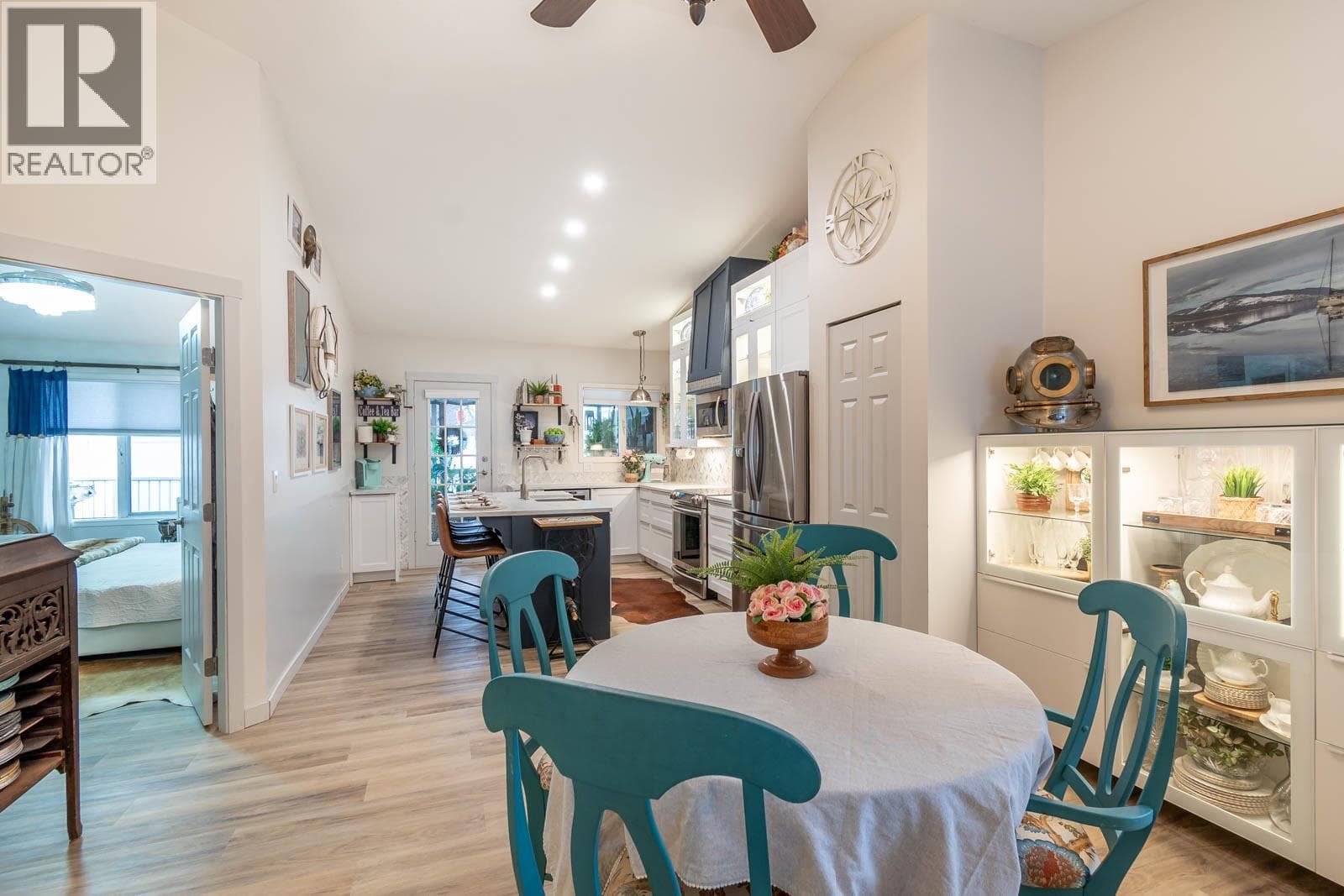 3502 24 Avenue Unit# 2, Interior REALTORS® — photo 3