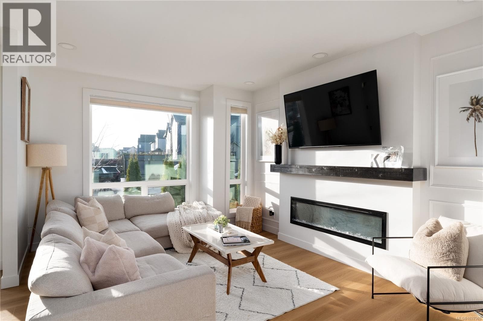 372 Tradewinds Ave — photo 3