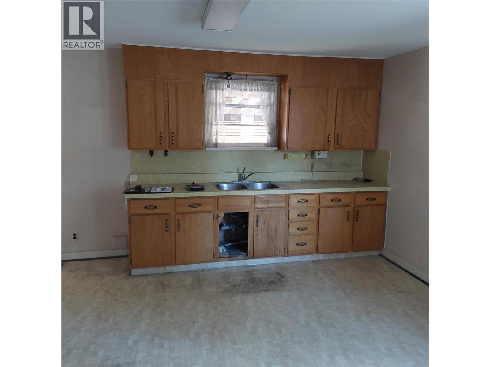 3220 35 STREET, Interior REALTORS® — photo 4