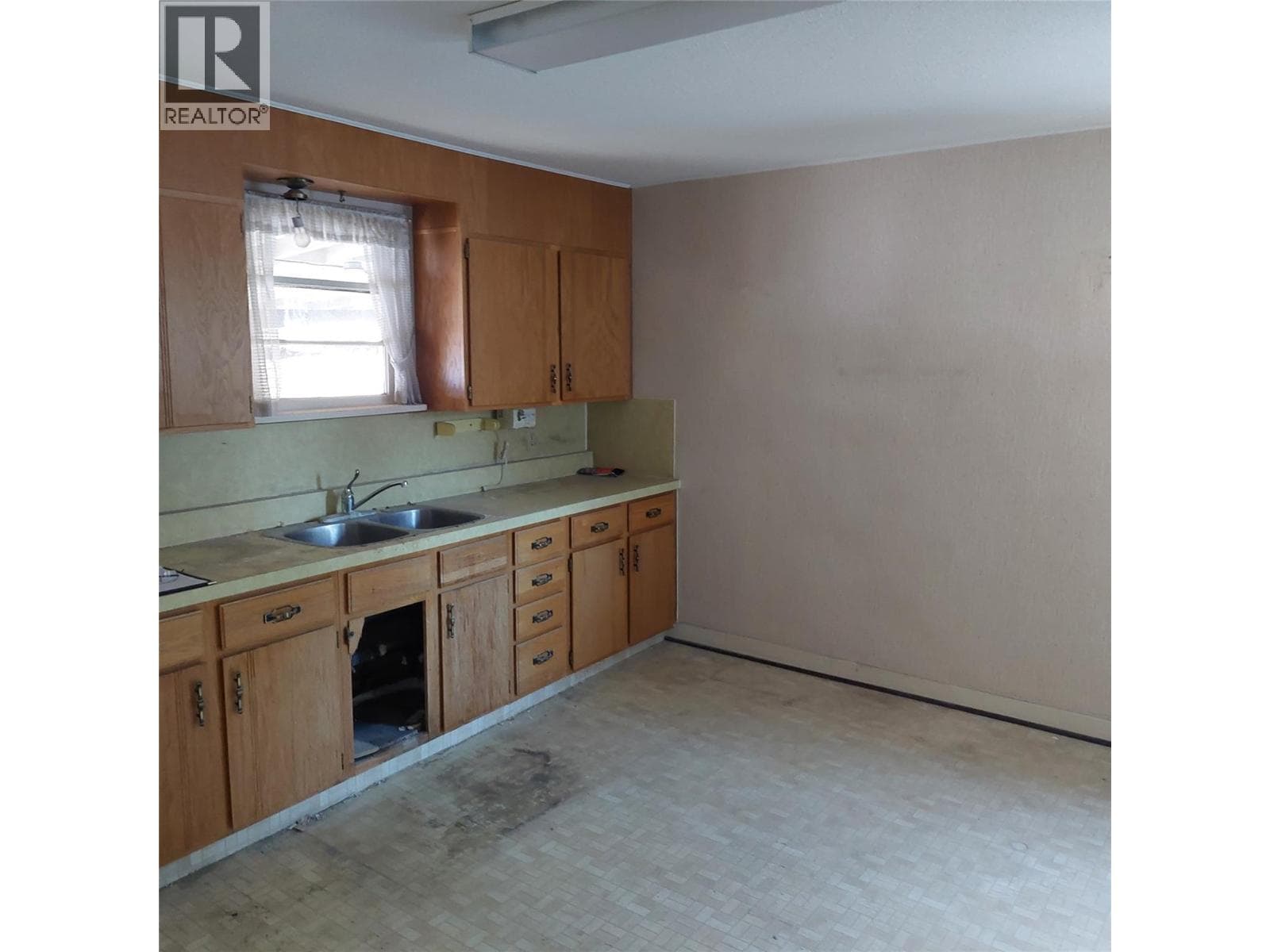 3220 35 STREET, Interior REALTORS® — photo 5