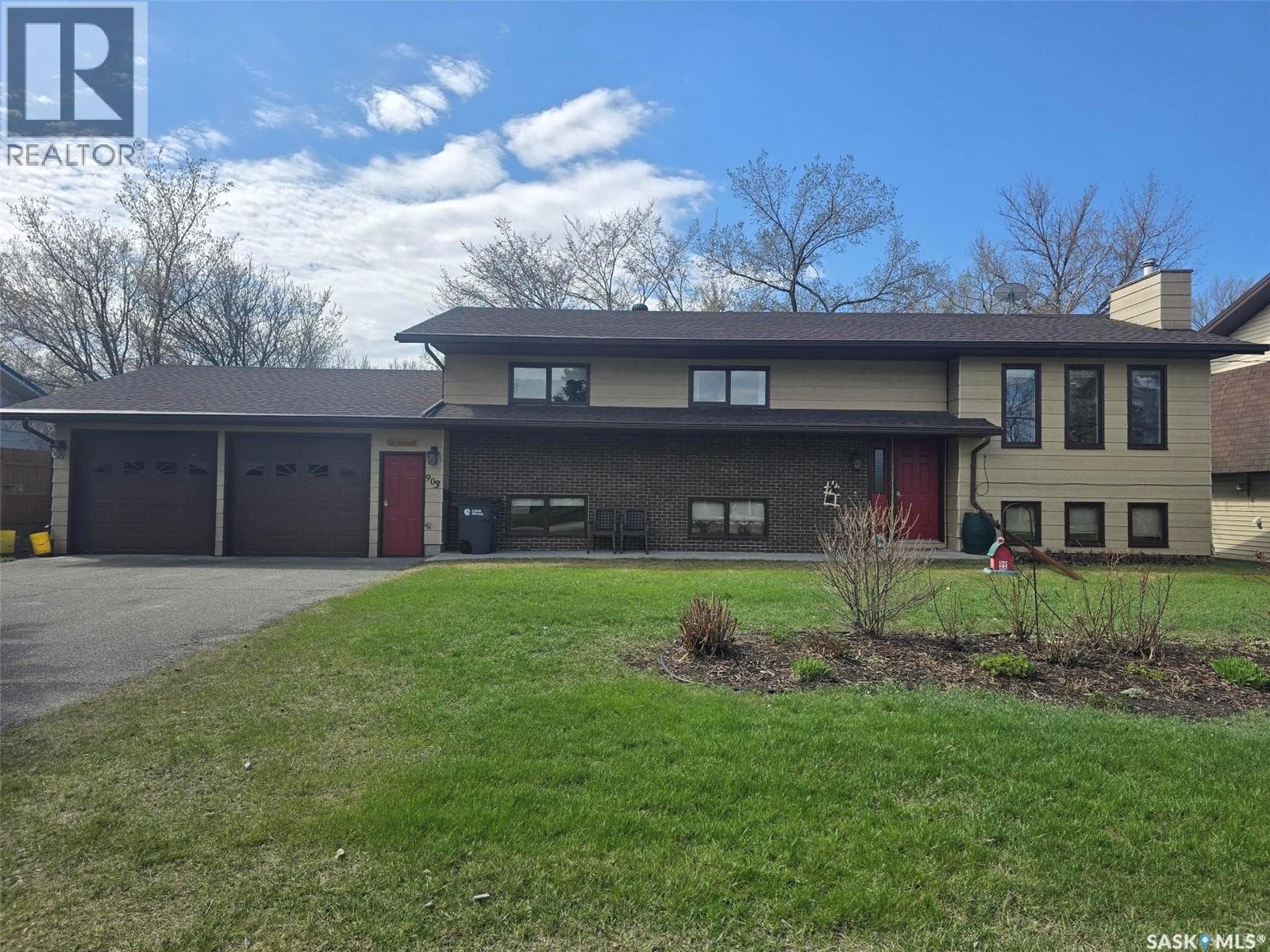 903 Assiniboia AVENUE in 