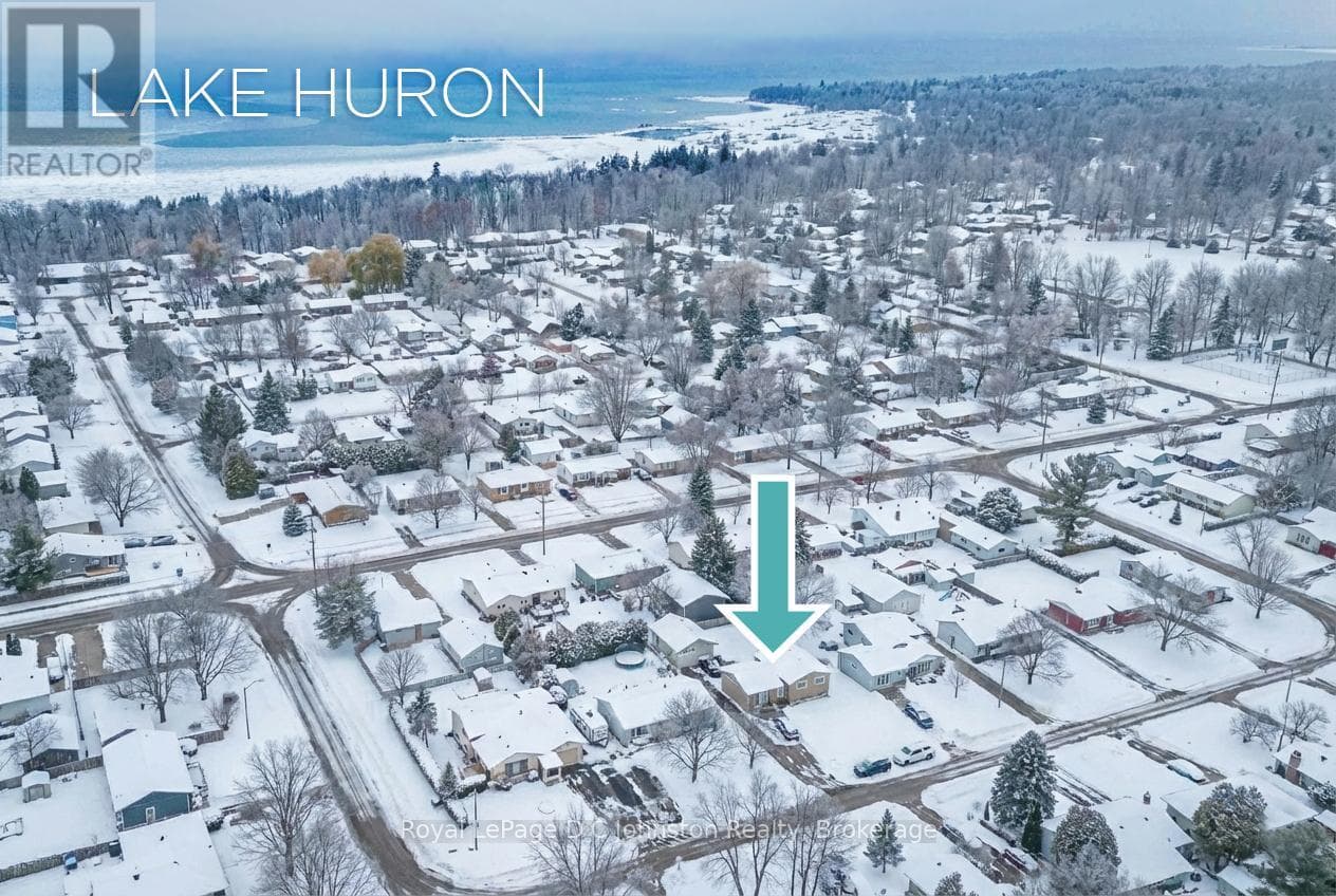 468 CENTENNIAL CRESCENT — photo 2