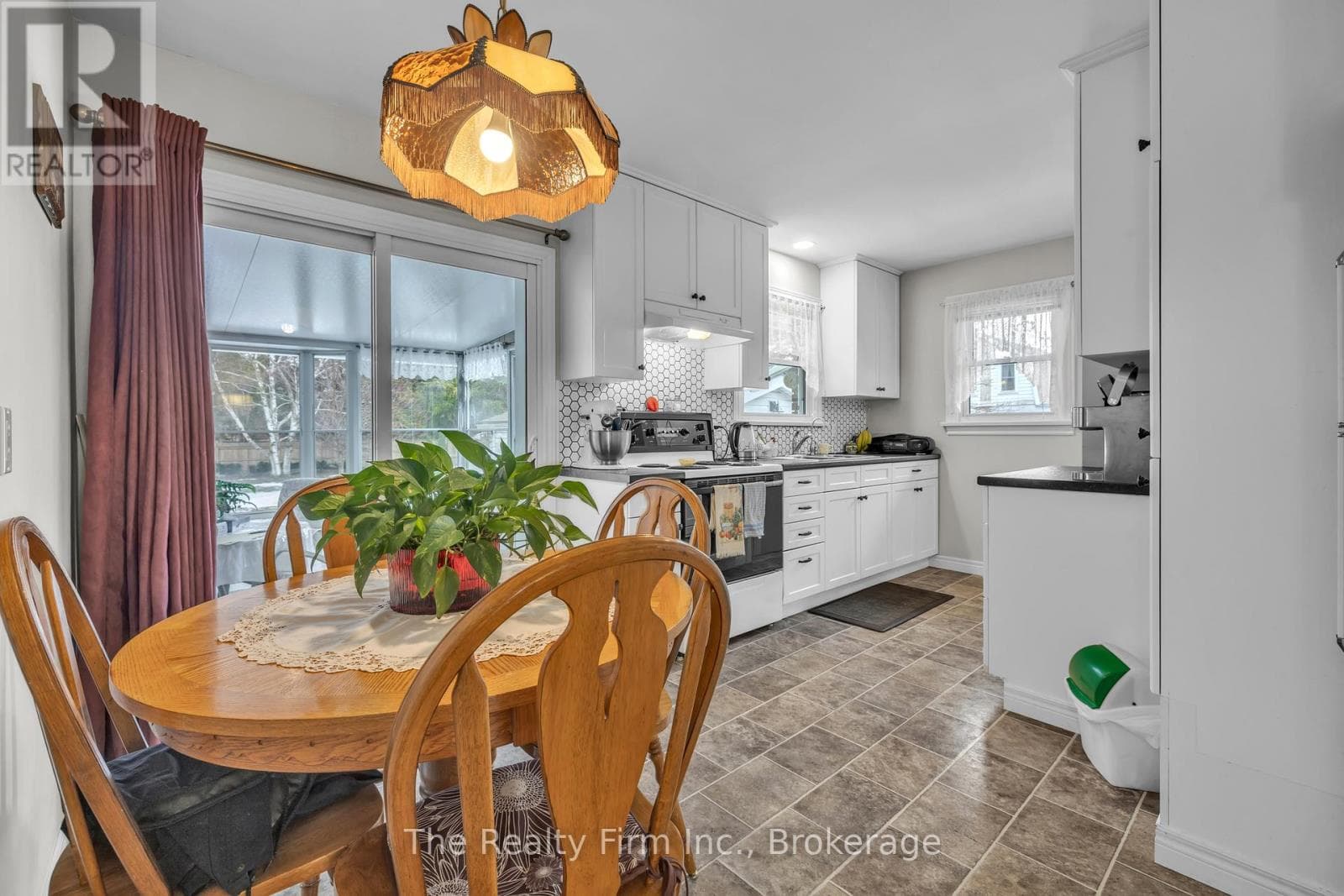 156 VICTORIA STREET NORTH — photo 3