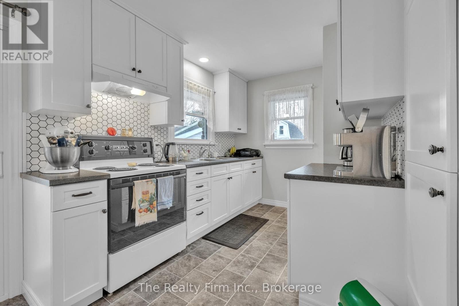 156 VICTORIA STREET NORTH — photo 4