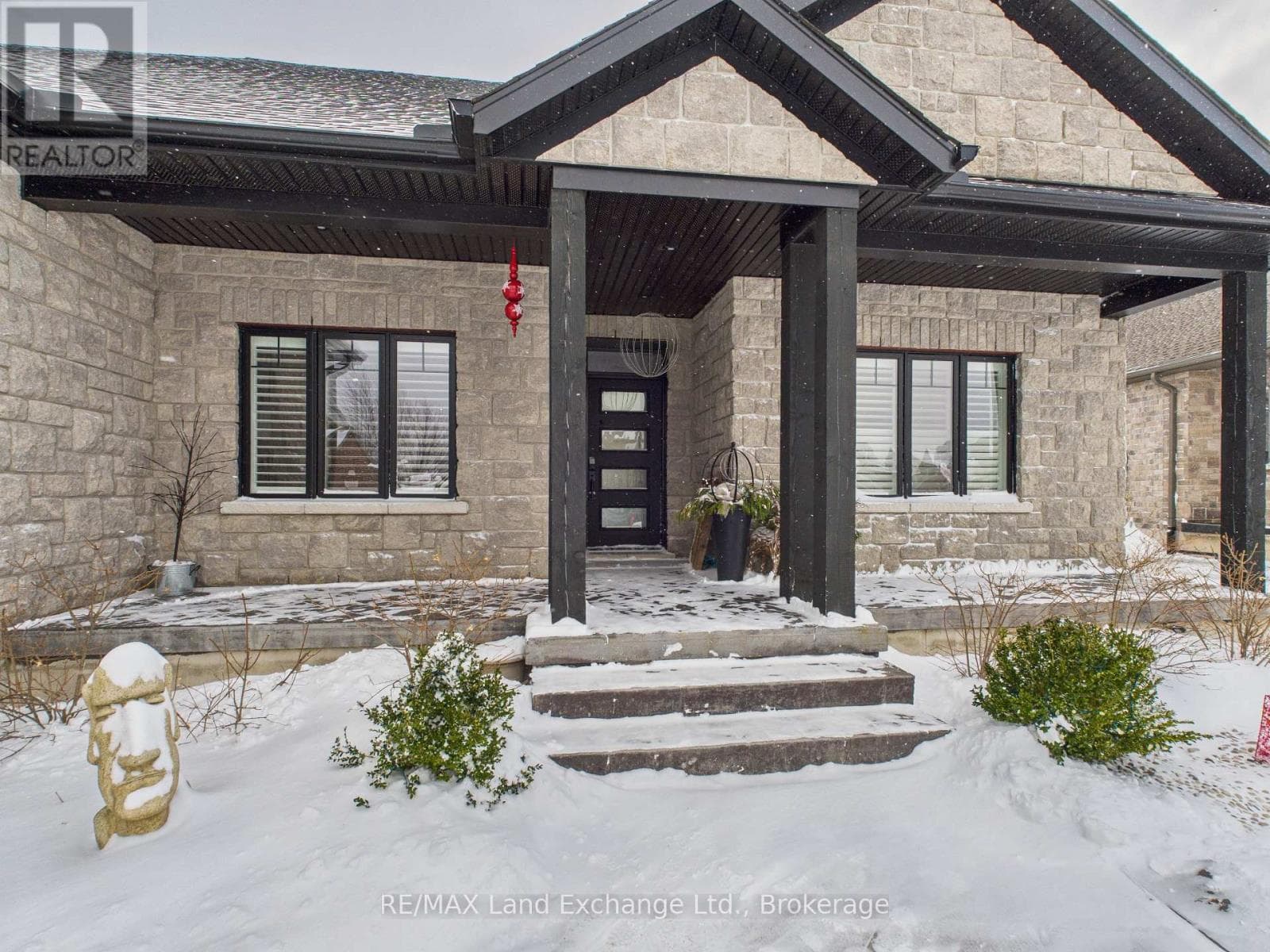 405 MCCULLOUGH CRESCENT — photo 2
