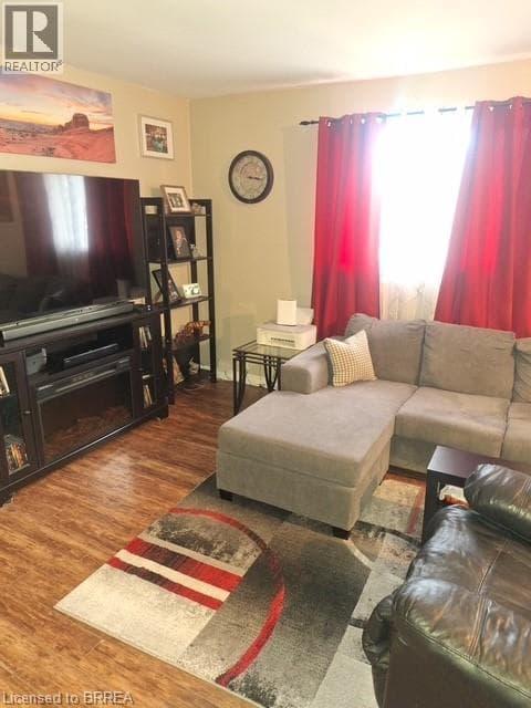166 CROSIER Street — photo 2
