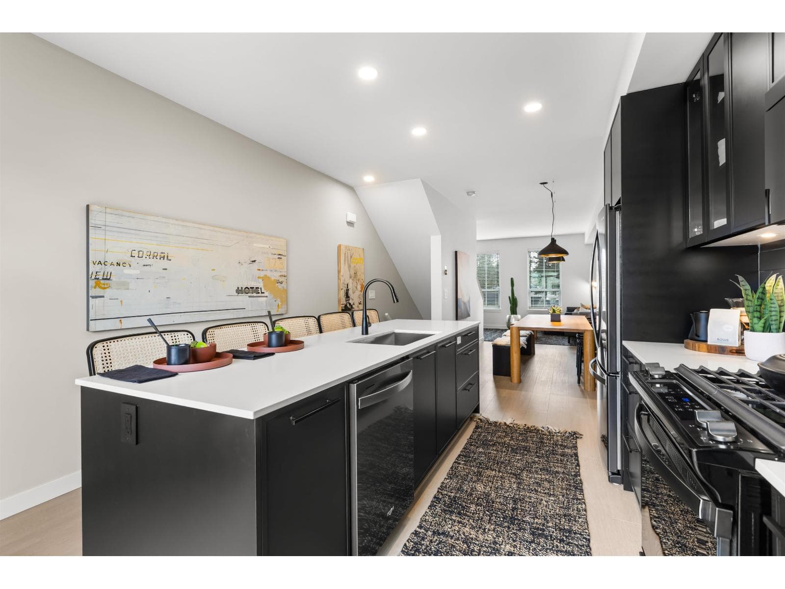 8 2886 MONTROSE AVENUE — photo 4