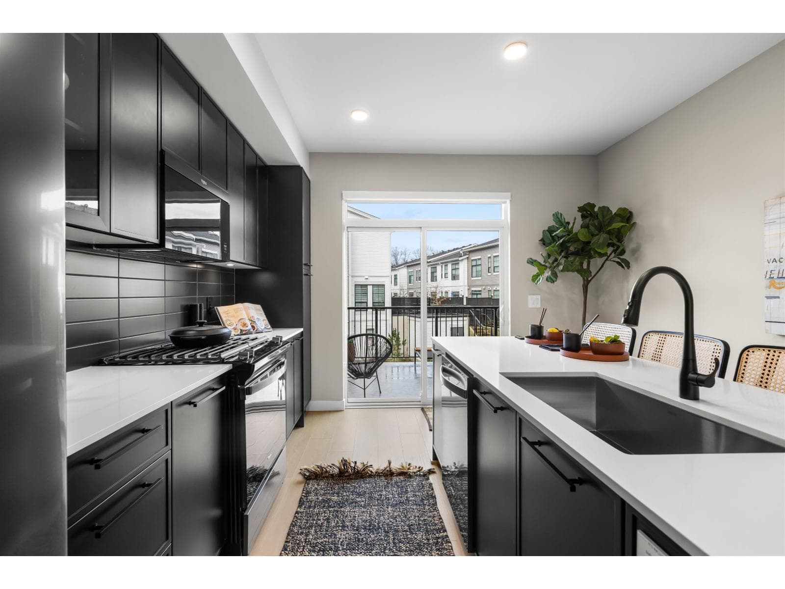 8 2886 MONTROSE AVENUE — photo 3
