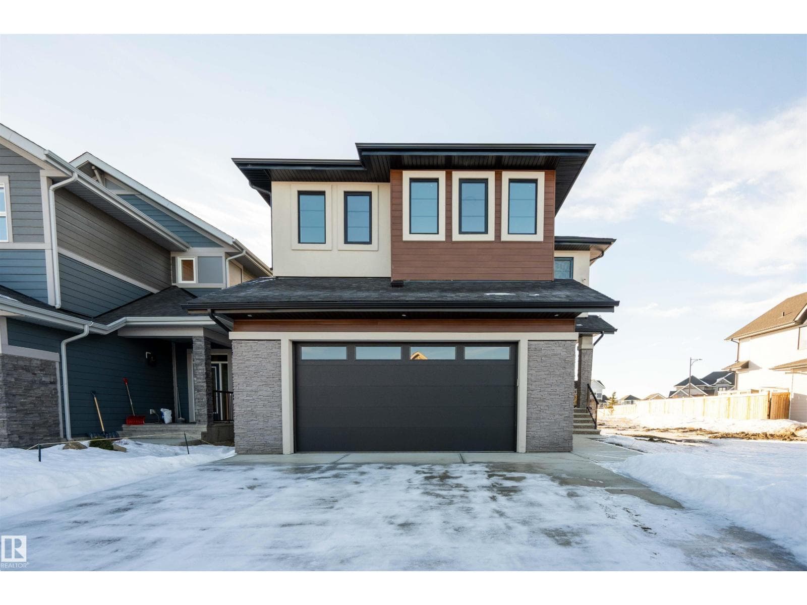 165 Edgewater Cir in 