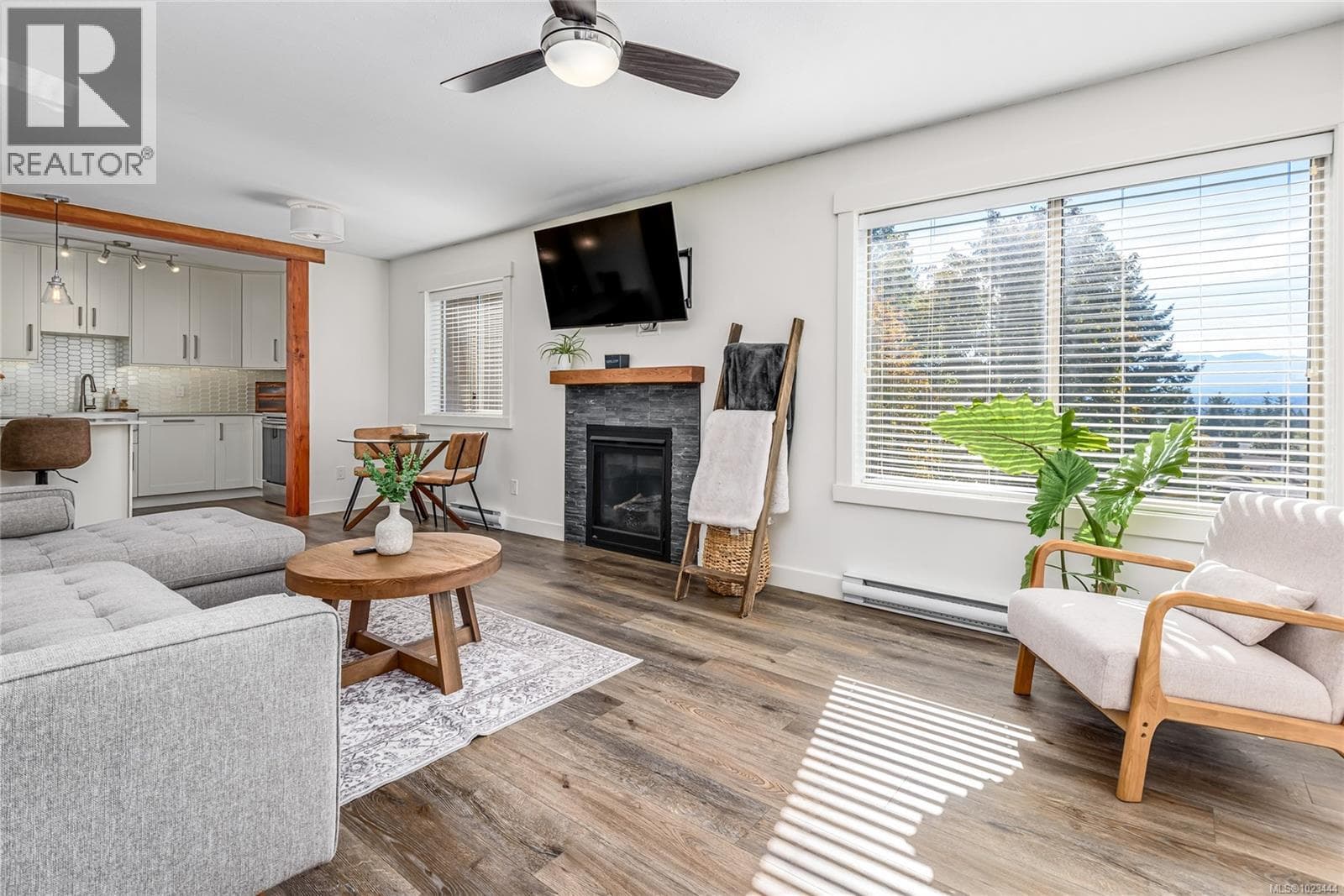 304 4685 ALDERWOOD PLAZA in 