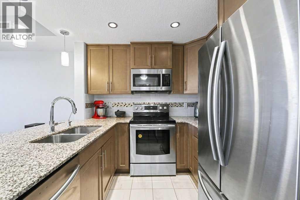 807, 32 Varsity Estates Circle NW — photo 4