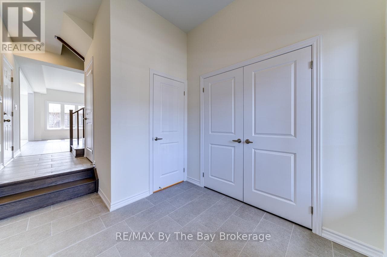 8 FEDERICA CRESCENT — photo 3