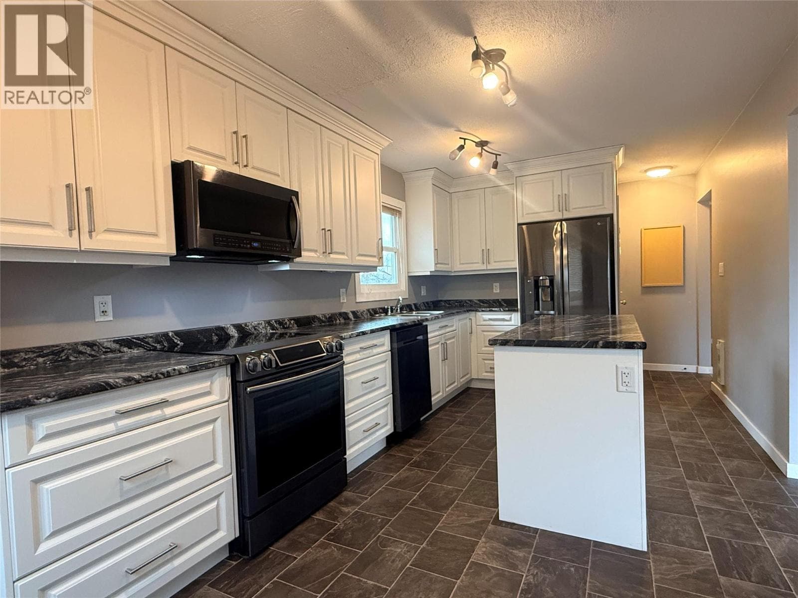 3503 35 STREET, Interior REALTORS® — photo 5