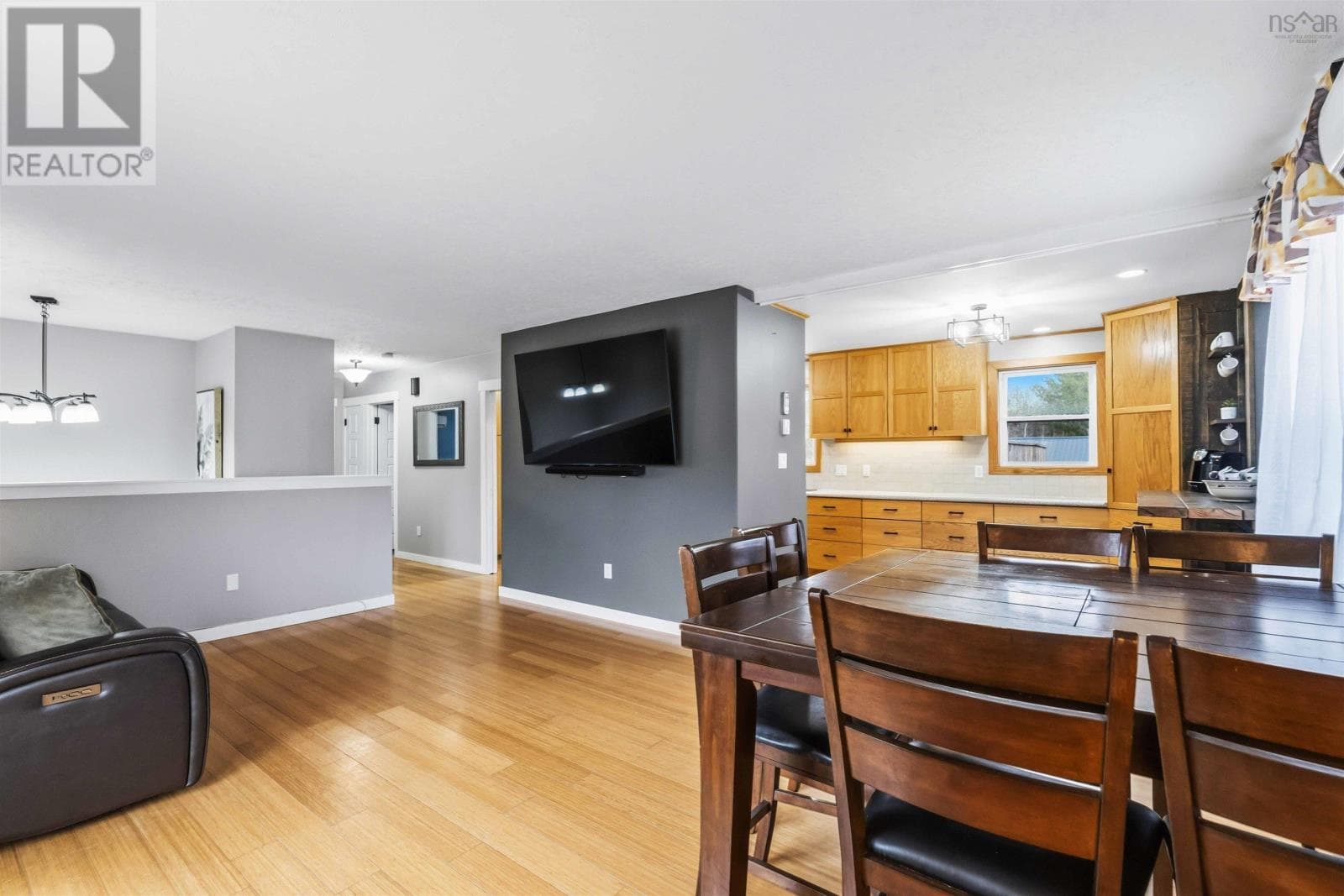 6 ROBINSON DRIVE — photo 5