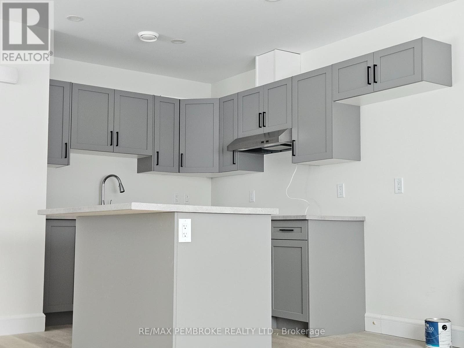 135 BELL STREET — photo 4