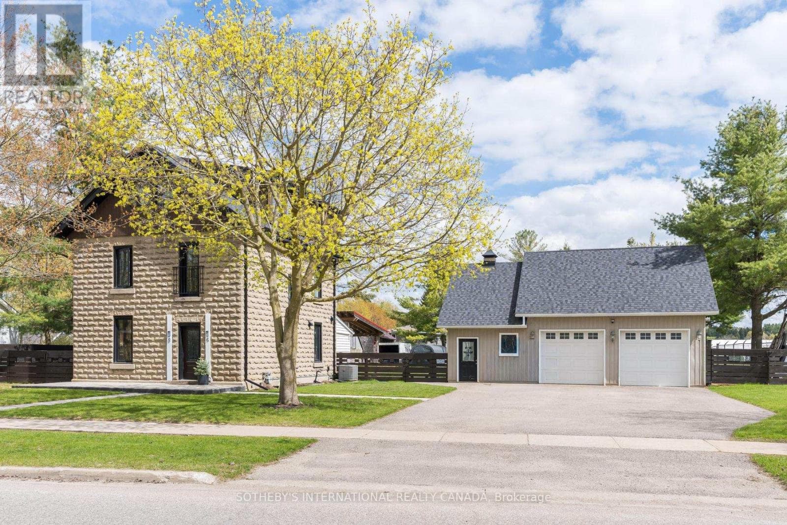 6 DUNDAS STREET W in 