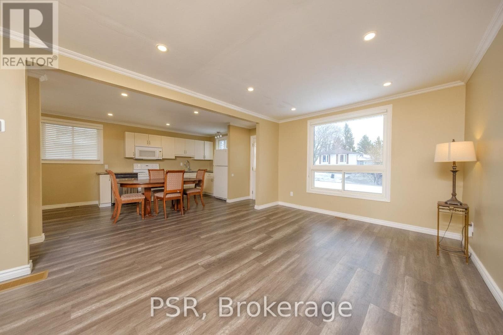 708 JOHNSTON CRESCENT — photo 2