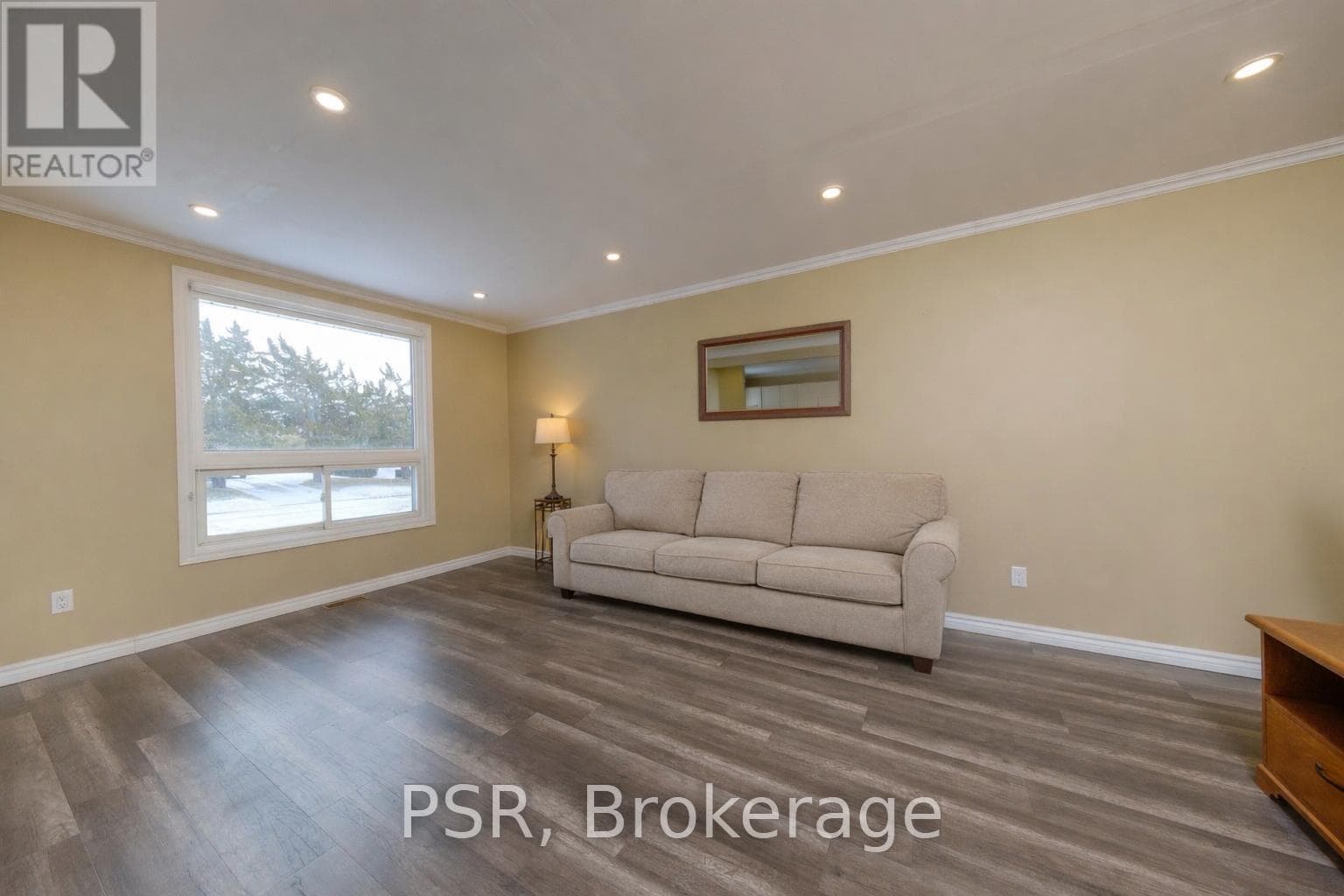 708 JOHNSTON CRESCENT — photo 3