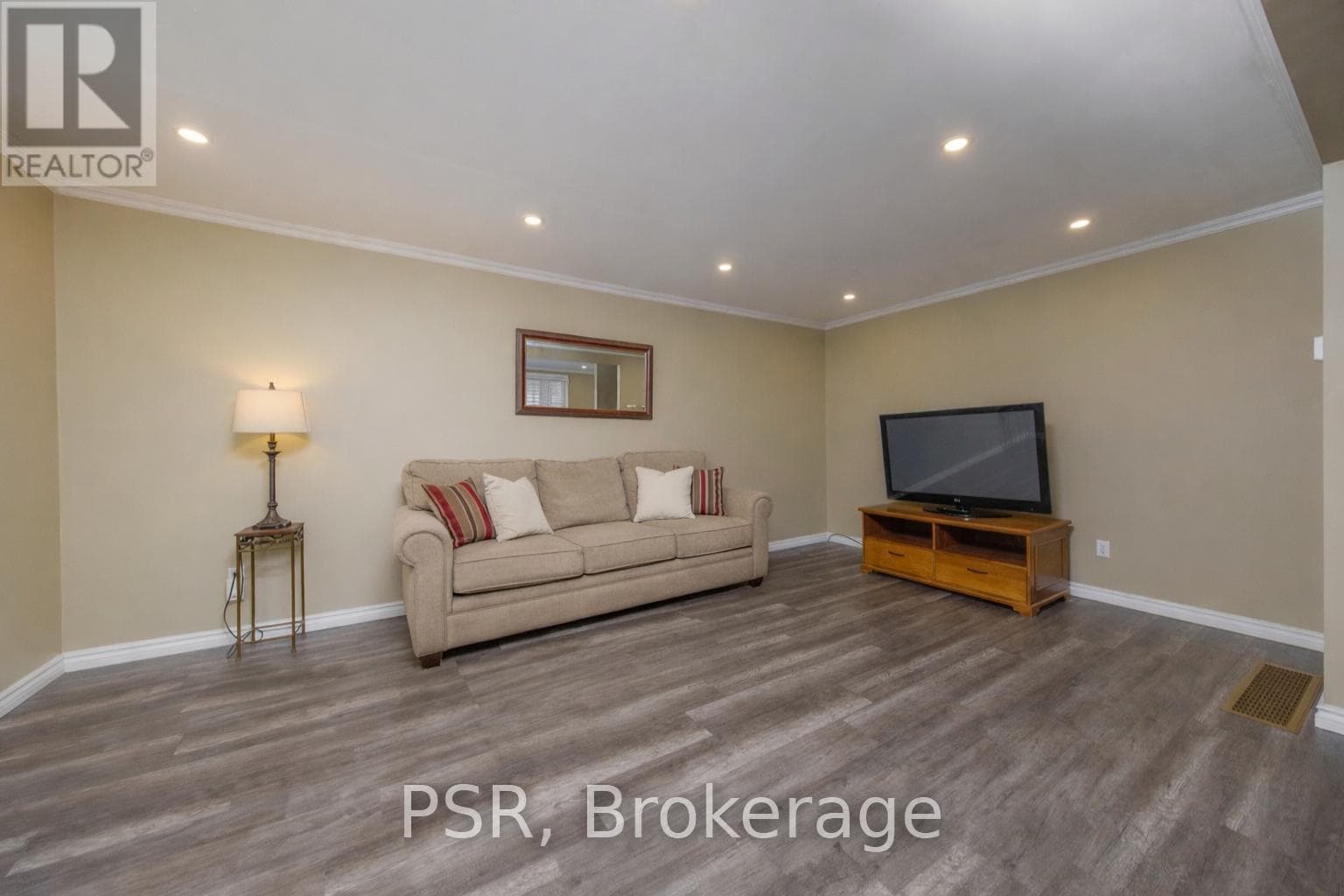 708 JOHNSTON CRESCENT — photo 4