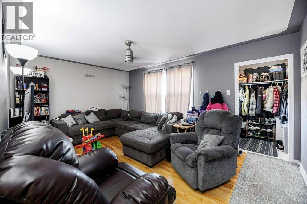 22 Poplar Crescent — photo 2