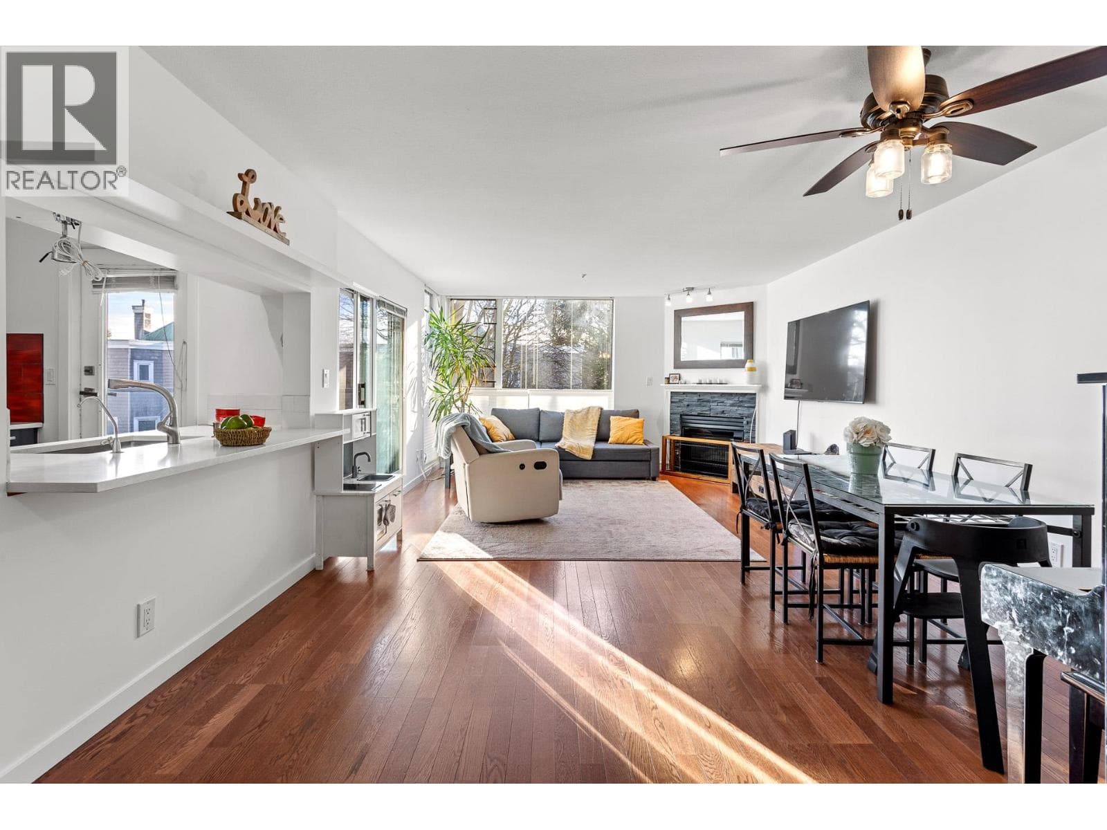 212 8460 JELLICOE STREET — photo 4