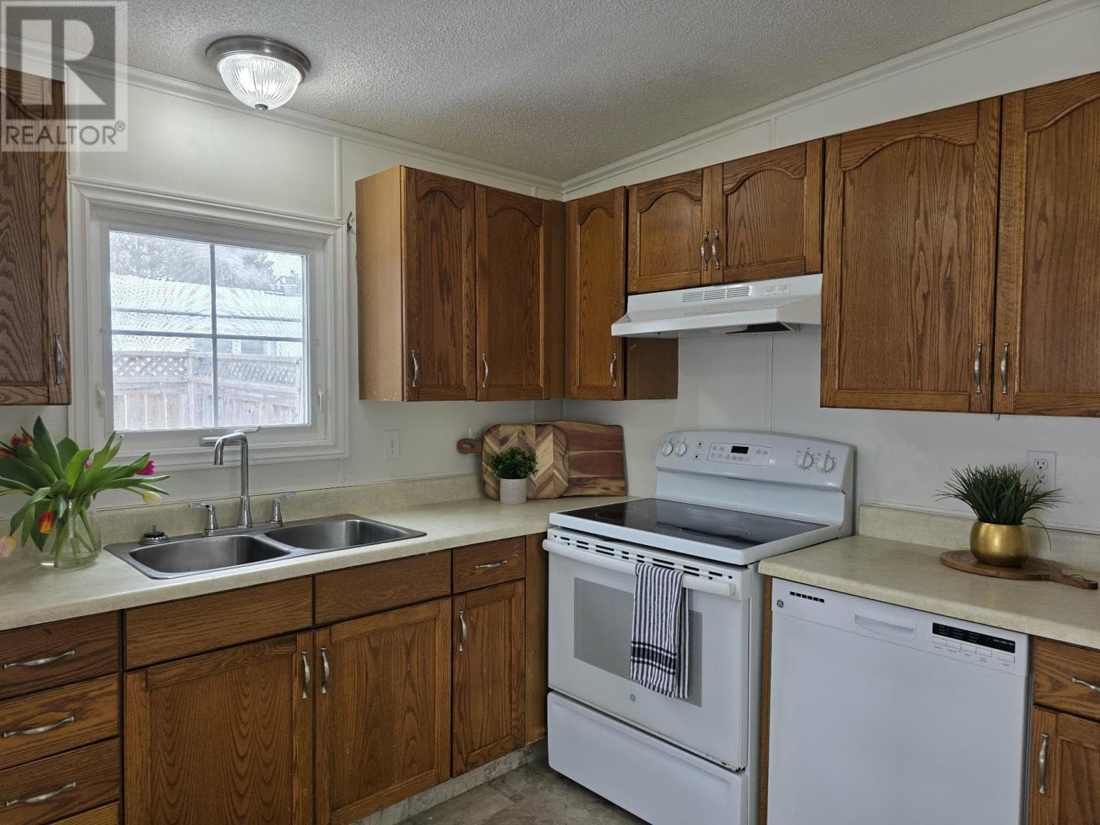 4 SPINNAKER CRESCENT — photo 4