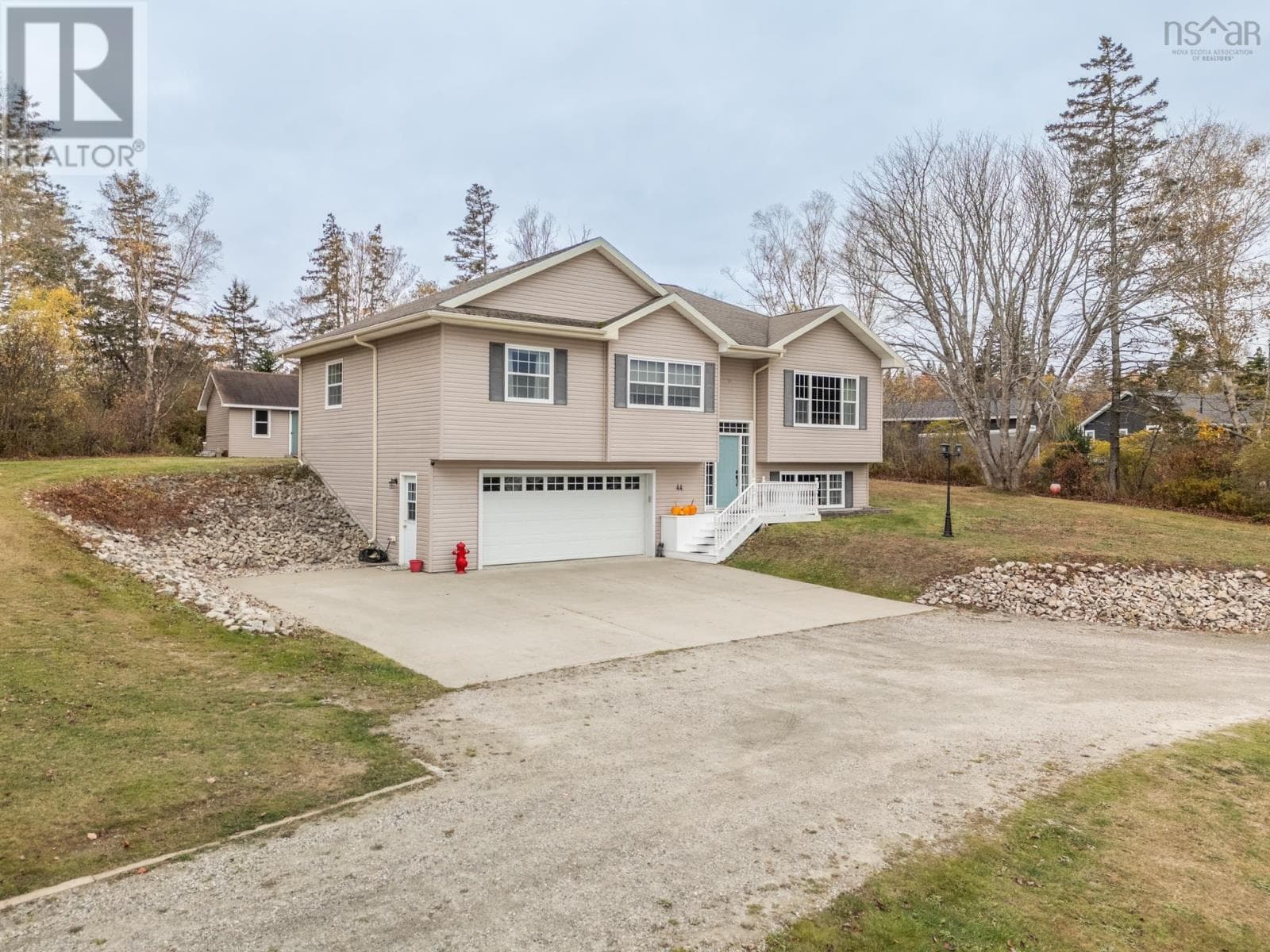 44 BIRCH DRIVE — photo 2