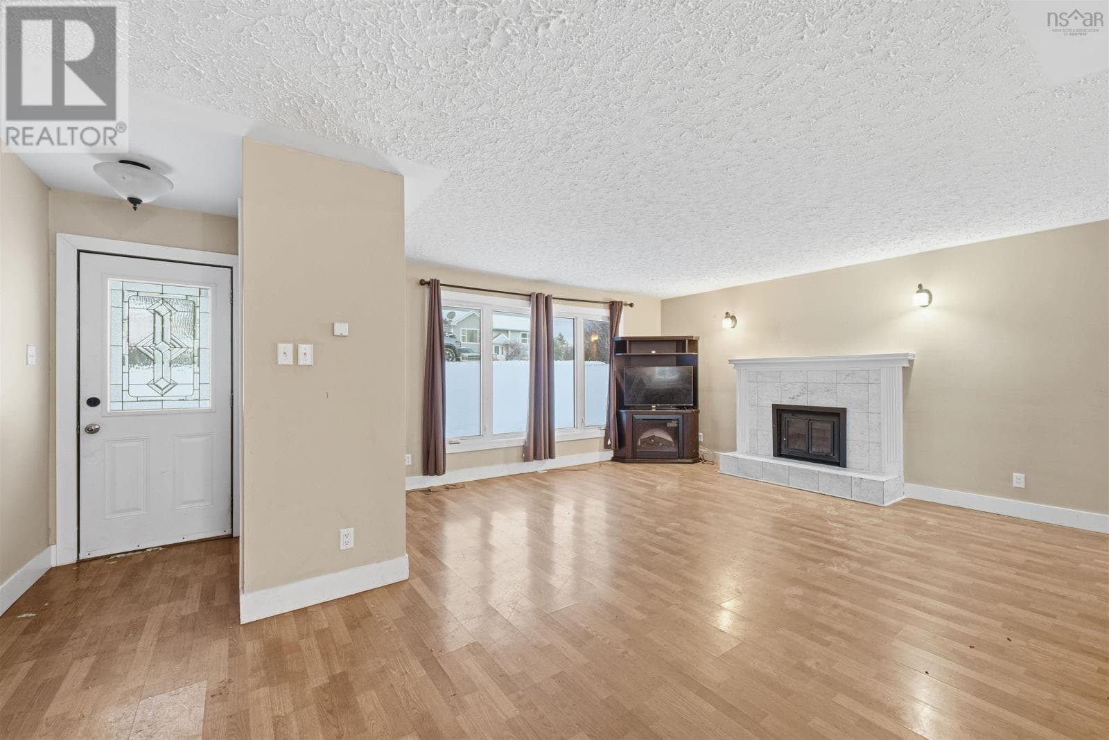27 GROVE AVENUE — photo 4